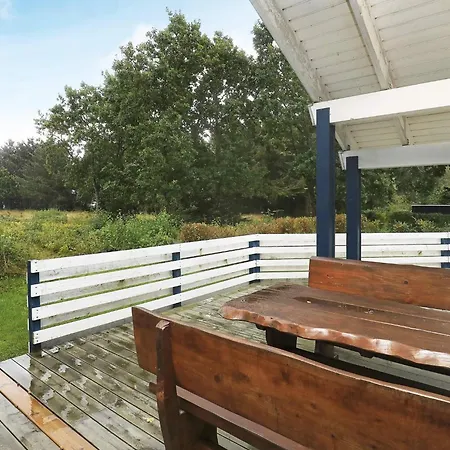 8 Person In Hals-by Traum * Hals